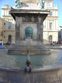 Arles: kašna na náměstí Republiky 
