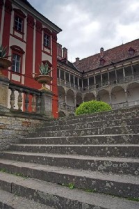 Opočno - schody na nádvoří: Schody na nádvoří zámku Opočno.