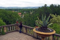 Opočno - výhled z nádvoří: Výhled na okolní krajinu z nádvoří zámku Opočno.