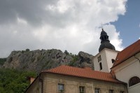 Svatý Ján pod skalou - pohled na vrchol: Pohled na vrchol s křížem s mračny.