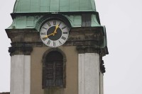 Šluknov - kostelní hodiny: Detail hodin na kostelní věži ve Šluknově.