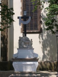 socha před koselem: nachází se před Děkanským kostelem na Žižkově náměstí