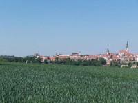 panoramatický pohled na Tábor: pohled z polí nad Čelkovicemi na protějším břehu  řeky Lužnice 