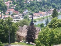 pohled z věže Kotnova: pohled z věže na kapli Sv. Filipa a Jakuba v parku pod Kotnovem a na řeku Lužnici