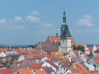 pohled z věže Kotnova: pohled na radnici a kostel na Žižkově náměstí