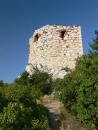 Kozí Hrádek: Dělostřelecká věž na jedné ze skal nad Mikulovem.