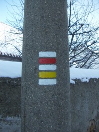 Červená a žlutá turistická značka - v zimě