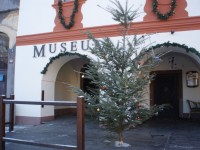 Vánoční stromek před muzeem s pizzerií