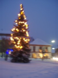 Rozsvícený vánoční strom na náměstí Smiřických