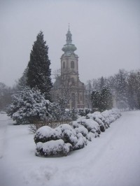 Kostelec nad Černými lesy: Kostel sv. Andělů strážných na náměstí Smiřických v zimě.