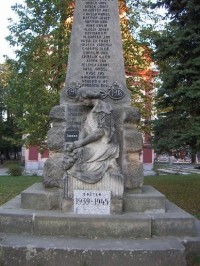 Pomník padlým v 1. a 2. světové válce: Pomník se nachází na náměstí Smiřických.