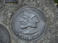 Pomník - detail: Pomník Mistra Jana Husa a Jana Žižky se nachází na náměstí Smiřických.