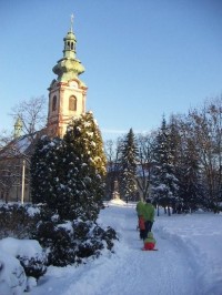 Kostelec nad Černými lesy: Náměstí Smiřických s kostelem sv. Andělů strážných v zimě.