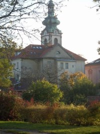 Kostelec nad Černými lesy: V pozadí věž kostela sv. Andělů strážných.
