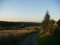 Kostelec nad Černými lesy - cesta: západ slunce nad černými lesy