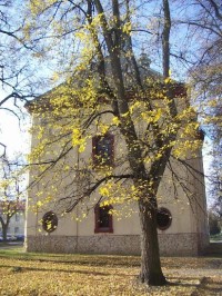 Kostelec nad Černými lesy: Zadní pohled na kostel sv. Andělů strážných - podzimní.