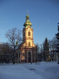 Kostel sv. Andělů strážných: Kostel sv. Andělů strážných na náměstí Smiřických v zimě.