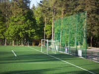 Fotbalové hřiště: Fotbalové hřiště pokrývá umělý trávník.
