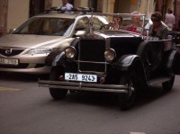 staré auto na Starém Městě: staré a nové na Starém Městě