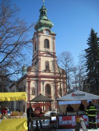 Stánky s tradičními pochutinami před kostelem sv. Andělů strážných