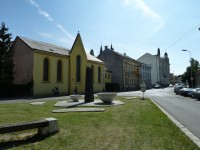 Skulptura vah a kostel Českobratrské církve evangelické
