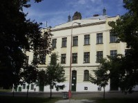 Základní škola: Základní škola se nachází na náměstí Komenského.