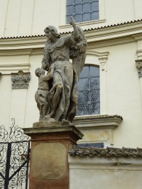 socha před kostelem sv. Jana Křtitele