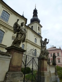 kostel sv. Jana Křtitele a Základní škola Bedřicha Hrozného