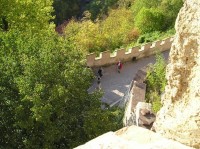 Přístupová cesta: Pohled z hradeb na přístupovou cestu k nádvoří