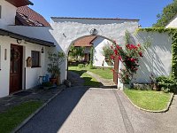 Ubytování ve dvoře - Mojné