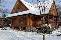 Drevenica pod vŕbami s farmou a zvieratami - Slovenská Ves