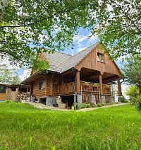 Drevenica pod vŕbami s farmou a zvieratami - Slovenská Ves
