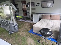 Obytný karavan u vody - Zbečno