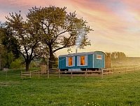 Glamping Zatoulaná maringotka - Růžová