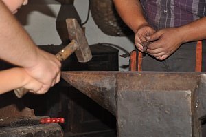 Po tovaryšském chodníčku – práce se železem i se dřevem pro rodiny s dětmi na kovárně v Těšanech